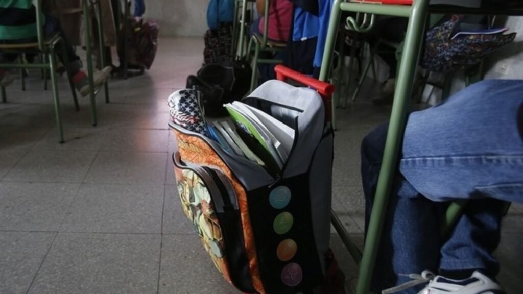 mochila y pupitre en Escuela