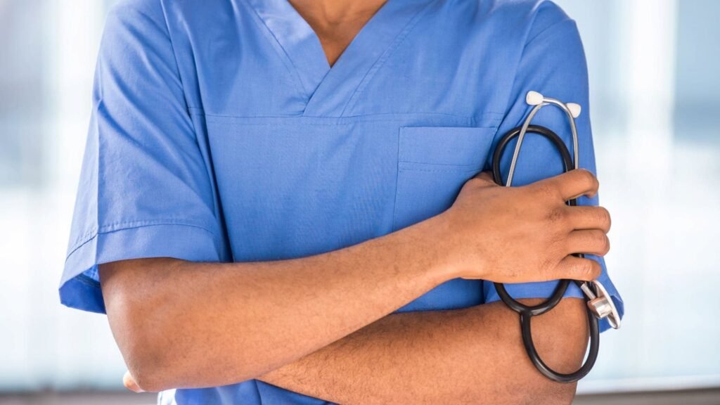 medico o enfermero sujetanto estetoscopio